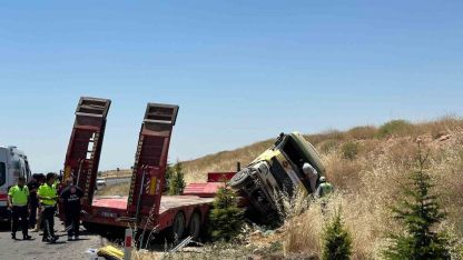 Uşak’ta tır şarampole devrildi: 1’i ağır 3 yaralı
