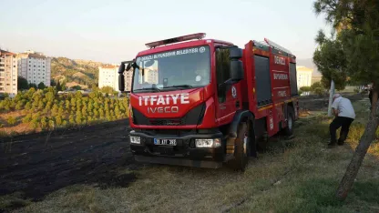 Yerleşim yerine yakın otluk alanda çıkan yangın korkuttu